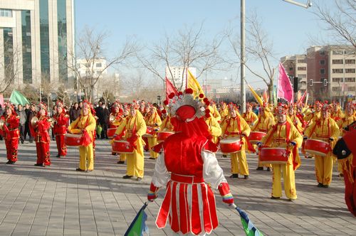 酒泉市2011年元宵節(jié)社火匯演期間，部分社火隊來公司拜年