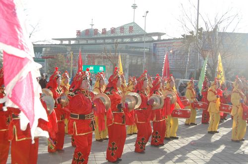 酒泉市2011年元宵節(jié)社火匯演期間，部分社火隊來公司拜年