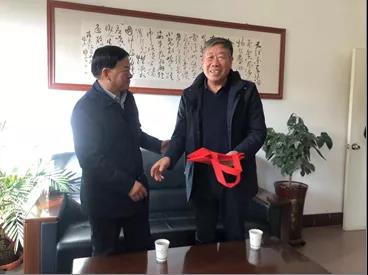敦煌種業(yè)領(lǐng)導(dǎo)看望慰問公司老干部、老黨員及困難黨員職工