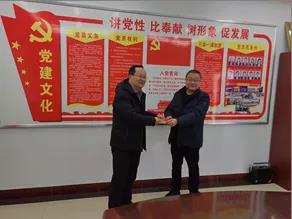 敦煌種業(yè)領(lǐng)導(dǎo)看望慰問公司老干部、老黨員及困難黨員職工